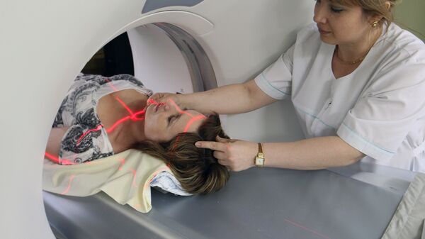 Paciente pasa por una tomografía por resonancia magnética (imagen referencial) - Sputnik Mundo