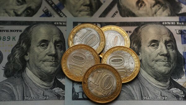 Monedas de rúblos rusos y billetes de dólares estadounidenses - Sputnik Mundo