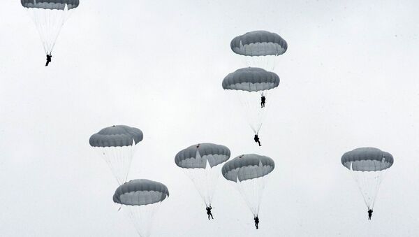 Ejercicios con paracaídas en Rusia (archivo) - Sputnik Mundo