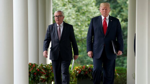 El presidente de la Comisión Europea, Jean-Claude Juncker, junto al presidente de EEUU, Donald Trump - Sputnik Mundo