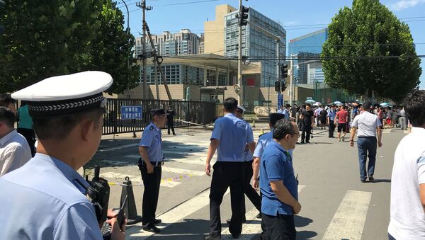 La Policía china cerca de la Embajada de EEUU en Pekín - Sputnik Mundo