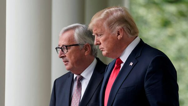 El presidente de la Comisión Europea, Jean-Claude Juncker y el presidente de EEUU, Donald Trump - Sputnik Mundo
