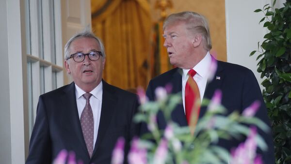 El presidente de la Comisión Europea Jean-Claude Juncker y el mandatario estadounidense Donald Trump - Sputnik Mundo