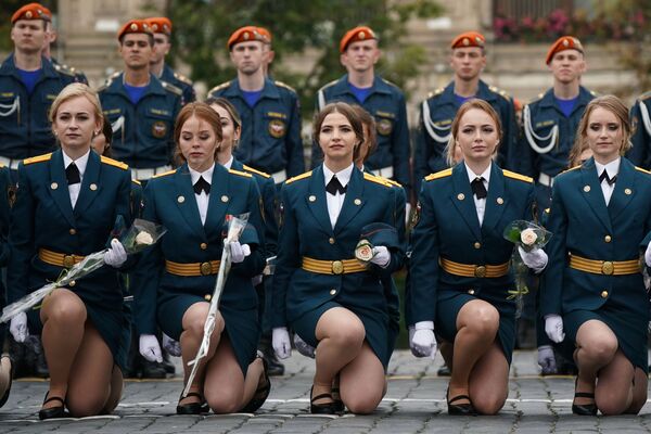 Ceremonia de graduación en la Plaza Roja de Moscú de los cadetes de los centros de educación del Ministerio de Emergencias de Rusia. - Sputnik Mundo