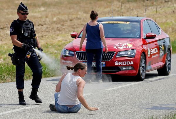Un policía usa gases lacrimógenos para echar a un manifestante durante el Tour de Francia. - Sputnik Mundo