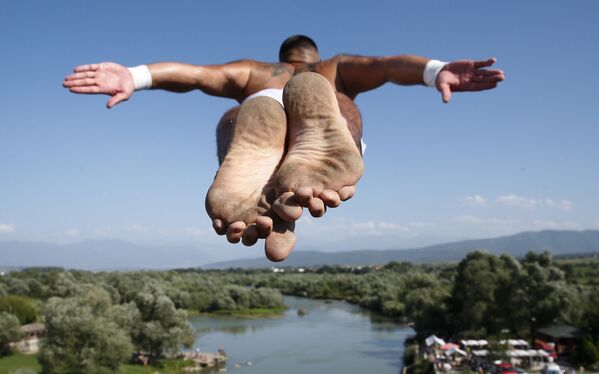 Uno de los participantes en la competición de salto de gran altura en Kosovo. - Sputnik Mundo