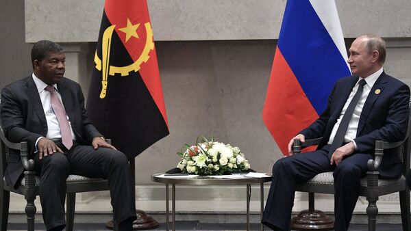 Presidente de Angola, Joao Lourenco, y su homólogo ruso, Vladímir Putin, en la cumbre de los BRICS en Sudáfrica - Sputnik Mundo