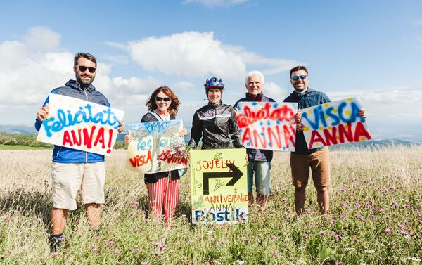 Apoyo a Anna Barrero, ciclista del proyecto 'Donnons des elles au vélo', en su vuelta a Francia - Sputnik Mundo