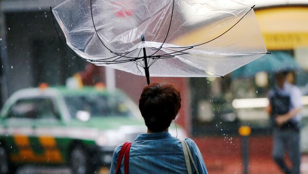 Una mujer con paraguas en Japón - Sputnik Mundo
