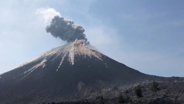 Un volcán en Indonesia - Sputnik Mundo