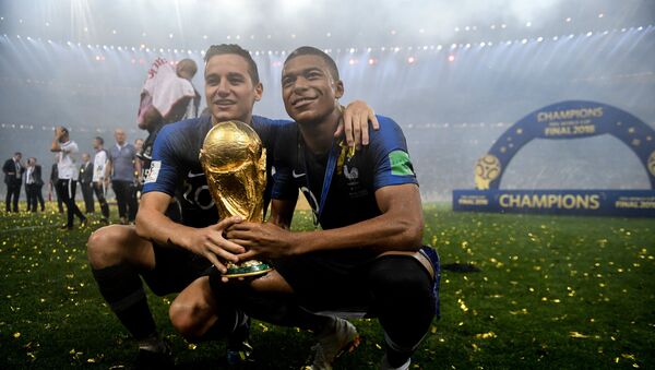 Dos jugadores de la selección de Francia tras haber ganado el Mundial de fútbol - Sputnik Mundo