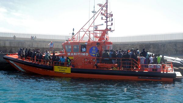 Unos inmigrantes, interceptados a bordo de botes de vela cerca de la costa en el Estrecho de Gibraltar, España - Sputnik Mundo