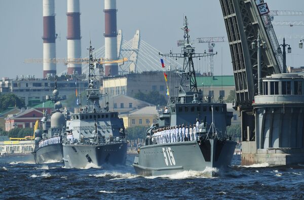 Así fue la majestuosa celebración del Día de la Armada en diferentes ciudades rusas - Sputnik Mundo