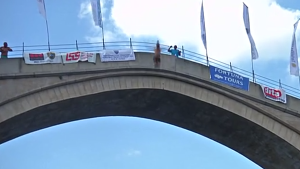 En Bosnia saltan desde un puente a 27 metros de altura sobre un río helado - Sputnik Mundo