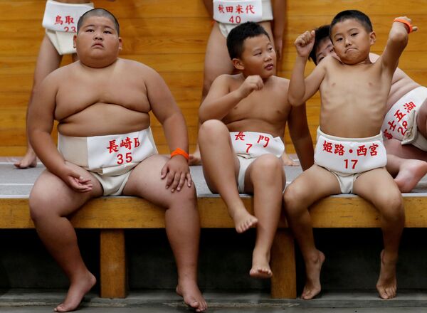 Escolares japoneses compiten por el título de mejor luchador de sumo - Sputnik Mundo