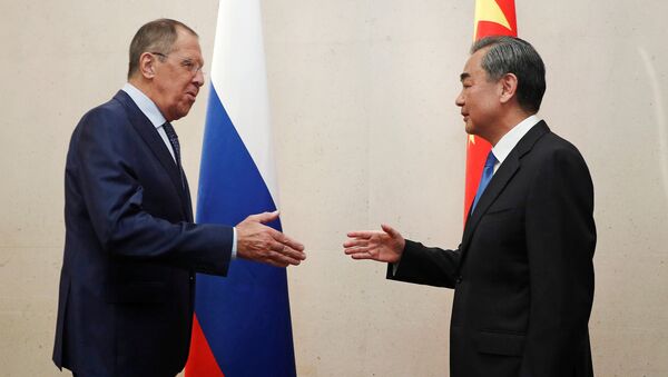 El ministro de Asuntos Exteriores ruso, Serguéi Lavrov, con su par chino Wang Yi - Sputnik Mundo
