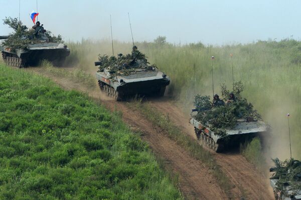 Vehículos de combate de infantería BMP-2 durante unos ejercicios en el polígono de entrenamiento de Sergeevsky, en Primorie. - Sputnik Mundo