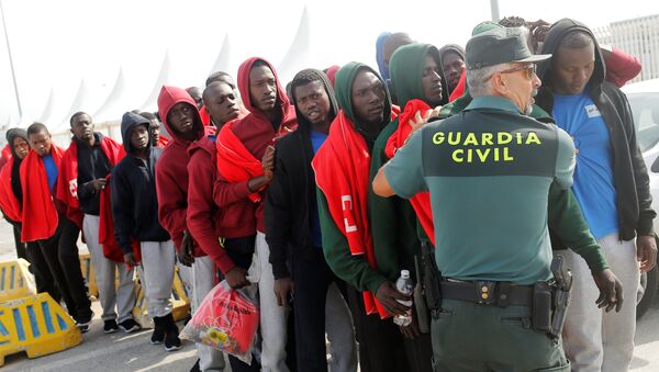 Los migrantes se alinean para ser identificados, España - Sputnik Mundo