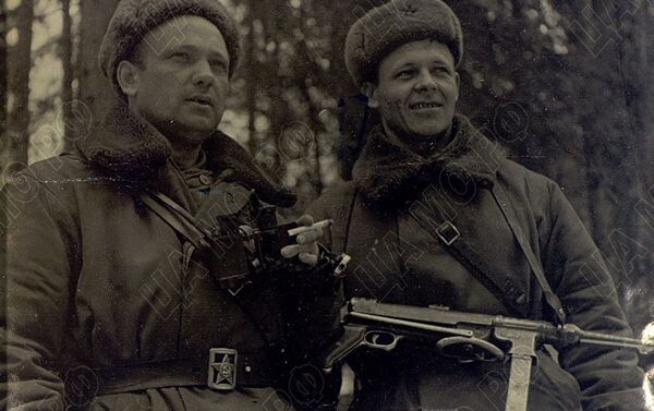 Comandante de la 8ª brigada de paracaidistas Anúrfiev y comisario de la brigada Raspópov. - Sputnik Mundo