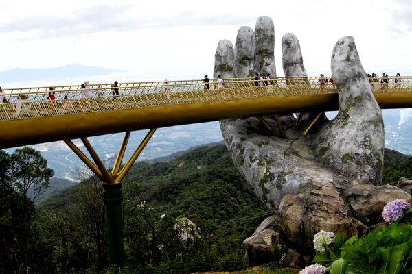 Así es el increíble 'Puente de oro' inaugurado en Vietnam - Sputnik Mundo
