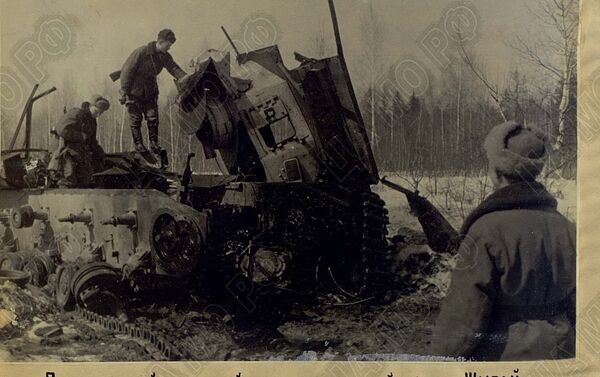 Un tanque alemán abatido por la escuadra del teniente Shugáy. - Sputnik Mundo