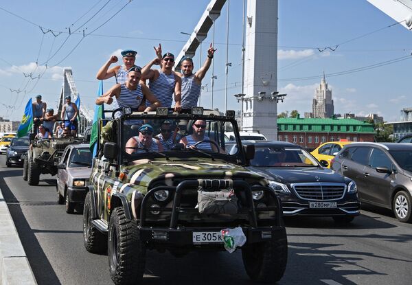 Soldados celebran el día de las Tropas Aerotransportadas de Rusia, en Moscú. - Sputnik Mundo