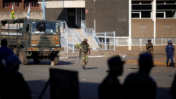 Militares en las calles de Harare, la capital de Zimbabue - Sputnik Mundo
