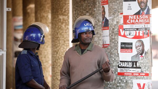Policías durante las protestas en Zimbabue - Sputnik Mundo