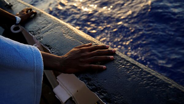 Los migrantes en un barco en Mediterráneo - Sputnik Mundo