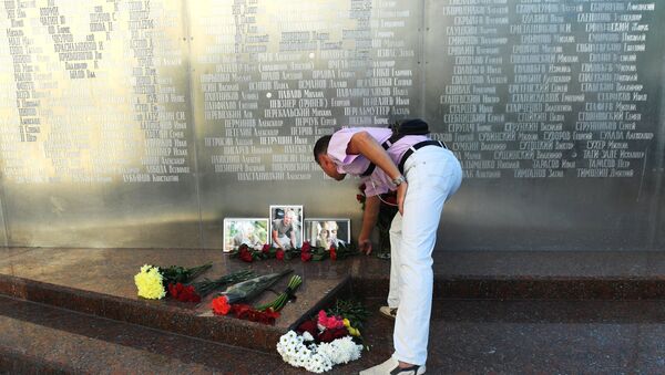 Flores en memoria de tres periodistas rusos asesinados en la República Centroafricana - Sputnik Mundo
