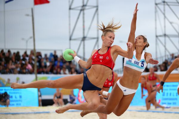 Atletas de los equipos femeninos de Grecia y Noruega compiten en la final del Mundial de Balonmano Playa en Kazán, Rusia. - Sputnik Mundo
