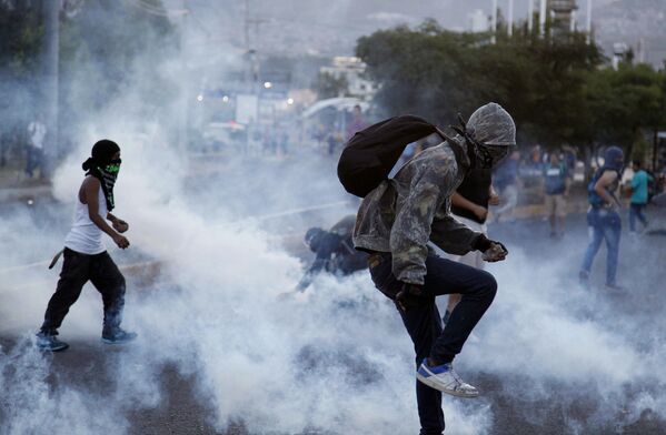 Manifestaciones de protesta contra el aumento de los precios del combustible y del transporte público en Tegucigalpa, Honduras. - Sputnik Mundo