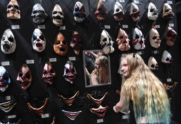 Una visitante del festival Midsummer Scream Horror Convention en California se prueba una máscara. - Sputnik Mundo