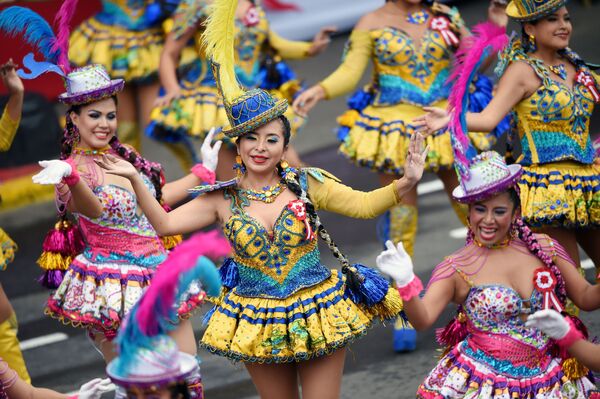 Artistas participan en el desfile de aniversario de la independencia de Perú. - Sputnik Mundo