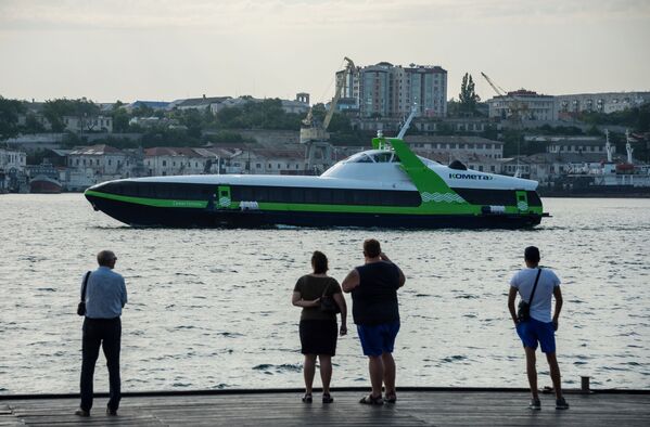 El Kometa 120M, un hidroala de alta velocidad para el transporte de pasajeros, realiza su primer viaje entre Sebastopol e Yalta. - Sputnik Mundo