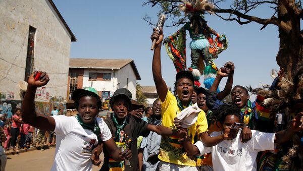 Los partidarios del presidente electo de Zimbabue Emmerson Mnangagwa - Sputnik Mundo