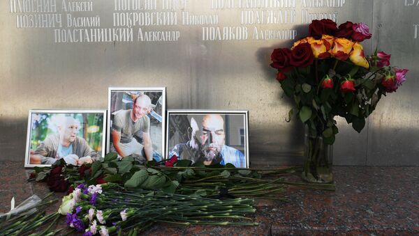Flores en memoria de tres periodistas rusos asesinados en la República Centroafricana (archivo) - Sputnik Mundo