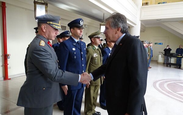 Alberto Espina (derecha), el ministro de Defensa de Chile - Sputnik Mundo
