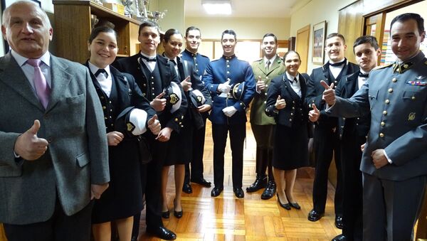 Deportistas chilenos en el ministerio de Defensa antes de su partida al Mundial Militar de Natación - Sputnik Mundo