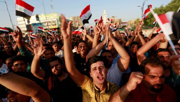 La gente protesta contra malos servicios públicos en la ciudad de Nayaf, Irak, el 27 de julio de 2018. - Sputnik Mundo