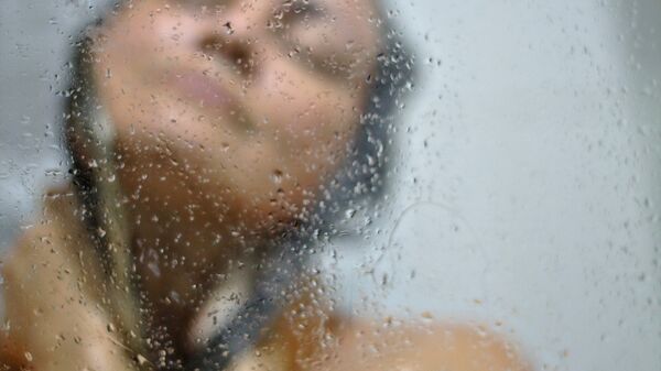 Una mujer en la ducha - Sputnik Mundo