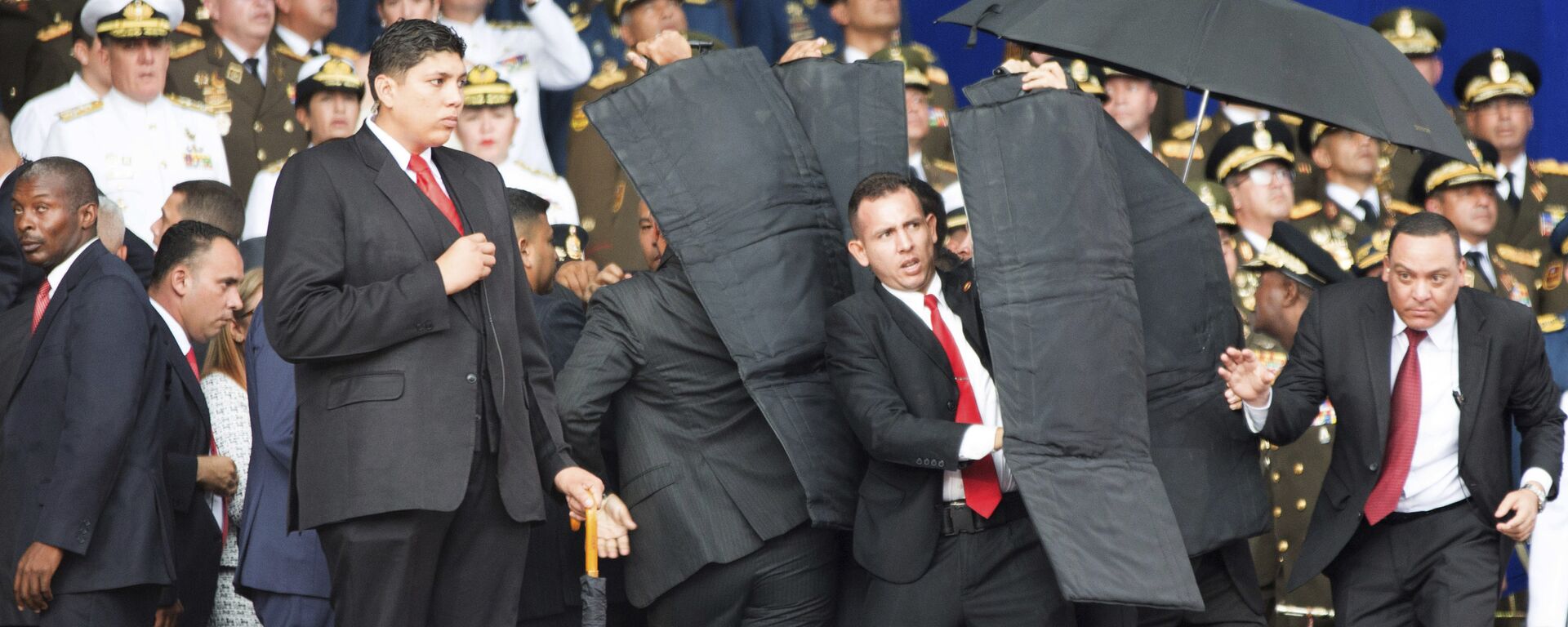 Personal de seguridad rodea al presidente de Venezuela, Nicolás Maduro, durante un incidente mientras daba un discurso en Caracas - Sputnik Mundo, 1920, 15.03.2019