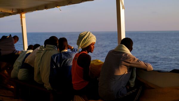 Los migrantes en el barco de la ONG Open Arms en Mediterráneo - Sputnik Mundo