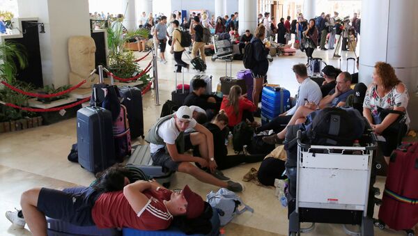 Turistas en el aeropuerto de Lombok tras el sismo - Sputnik Mundo