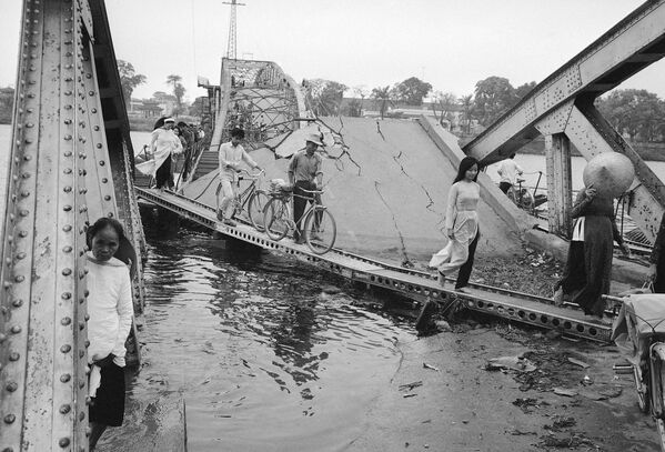 Durante la Guerra de Vietnam (1955-1975) la ciudad que más daños sufrió fue la antigua capital Hue. En la foto: los ciudadanos locales cruzan el puente de la ciudad buscando refugio. - Sputnik Mundo
