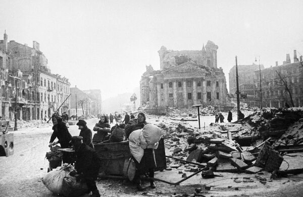 La ciudad de Varsovia fue destruida en un 84% durante la Segunda Guerra Mundial. Casi toda la ciudad histórica fue borrada por los bombardeos. En la foto: los habitantes de Varsovia después de la liberación de la ciudad de la ocupación nazi por las tropas soviéticas en 1945. - Sputnik Mundo