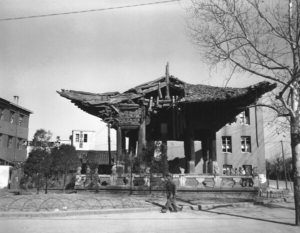 Gran parte de la capital de la actual Corea del Sur fue destruida durante la Guerra de Corea (1950-1953). En la foto: un soldado cerca de un templo en el centro de Seul, marzo de 1951. - Sputnik Mundo