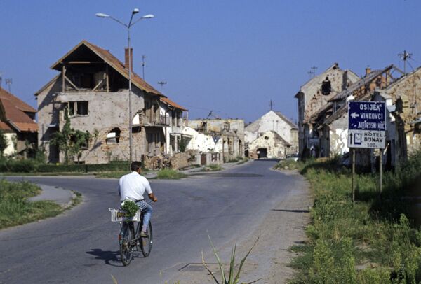 Durante las Guerras Yugoslavas (entre 1991 y 2001), fueron destruidas muchas ciudades. Una de las más dañadas fue Vukovar, a la cual los lugareños llaman 'El Stalingrado croata'. En la foto: viviendas destruidas en Vukovar, Yugoslavia 1993. - Sputnik Mundo