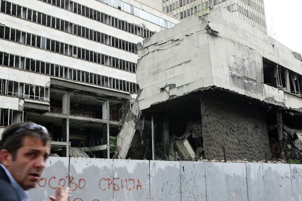 Durante los bombardeos de Yugoslavia por las fuerzas de la OTAN en 1999, fueron destruidos muchos centros industriales en las ciudades serbias, incluida Belgrado. En la foto: uno de los edificios destruidos por la OTAN en Belgrado. - Sputnik Mundo