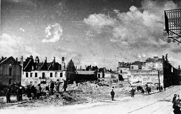 La ciudad de Minsk perdió el 89% de sus edificios durante los combates de la Segunda Guerra Mundial. Al momento en el que las tropas soviéticas entraron en la ciudad en el centro de la capital de Bielorrusia solo quedaban 70 edificaciones en pie. En la foto: la ciudad de Minsk en 1944. - Sputnik Mundo